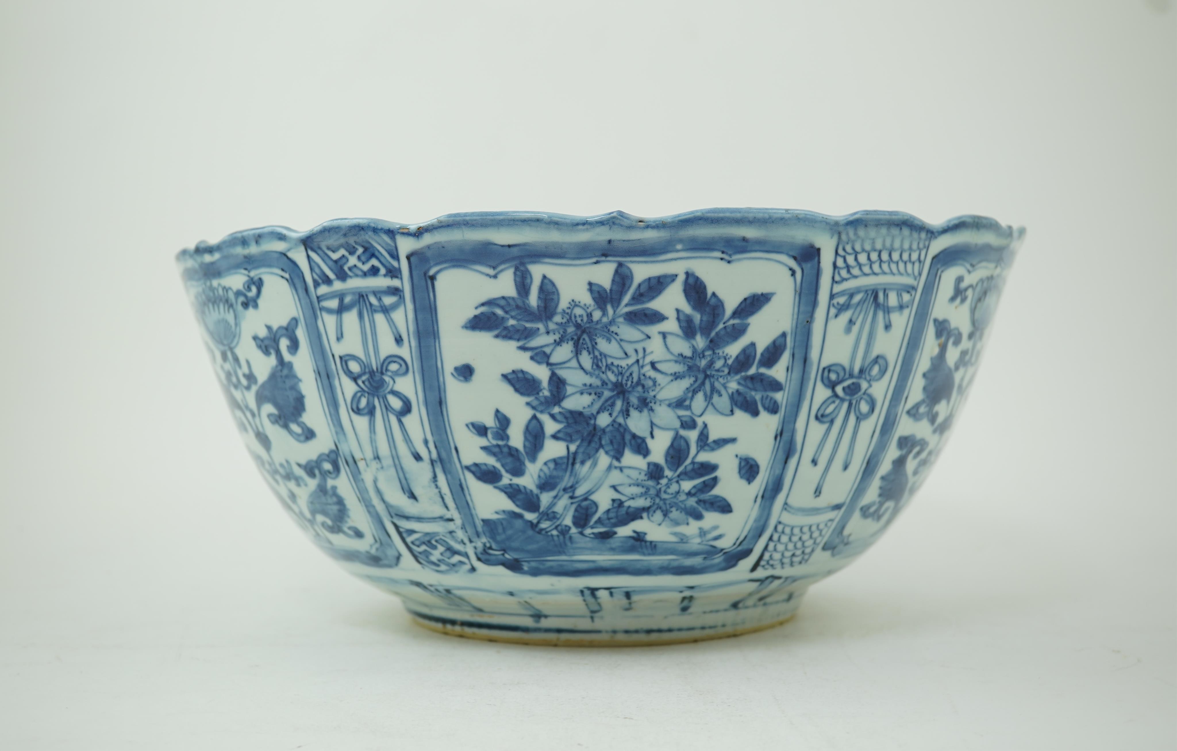 A large Chinese Ming blue and white ’kraak’ bowl, Wanli period (1572-1620)